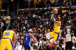 两场15个失误！詹姆斯斷(duàn)崖下滑，運(yùn)球不稳，球迷：技术太(tài)粗糙