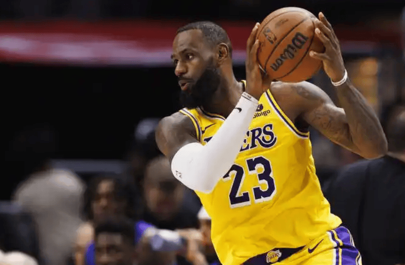 两场15个失误！詹姆斯断崖下滑，运球不稳，球迷：技术太粗糙