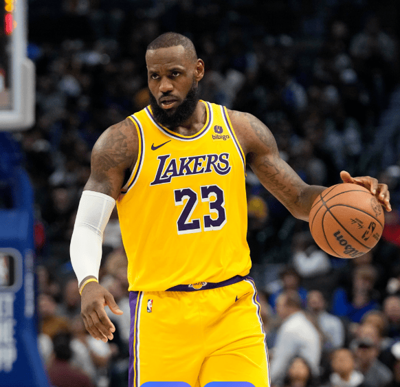 两场15个失误！詹姆斯断崖下滑，运球不稳，球迷：技术太粗糙