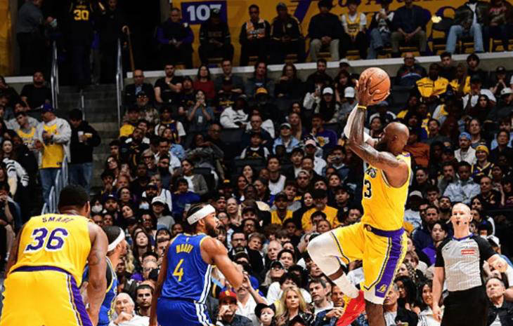 詹姆斯两场接连失误15次，运球浮躁技术下滑激烈引发球迷担忧