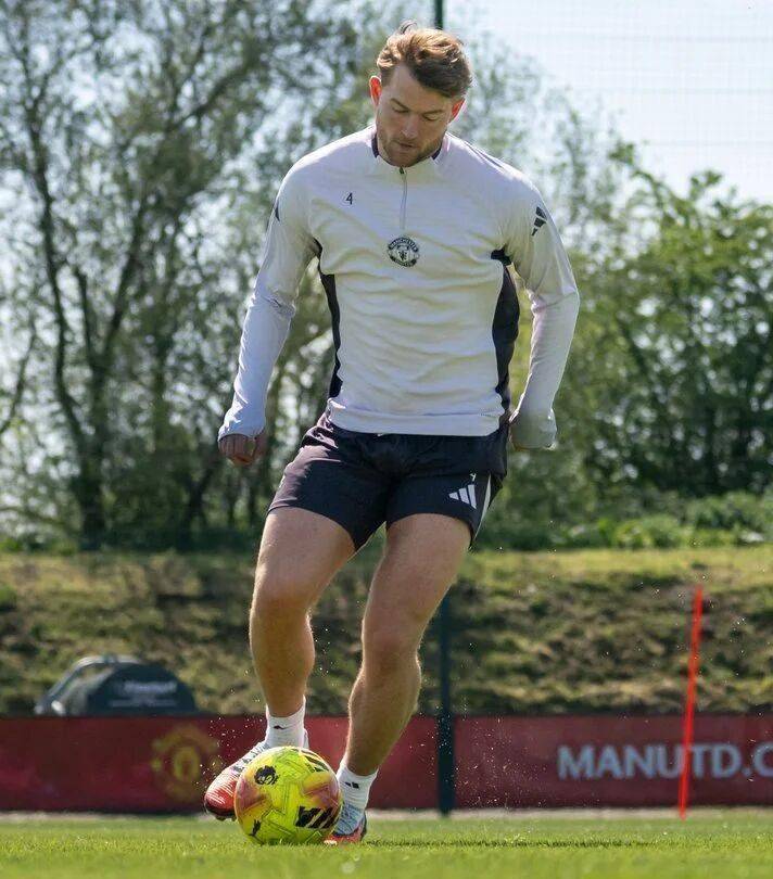 报！德里赫特恢复个人草地训练，欲冲赛季末复出，世界杯梦碎仍为曼联未来而战，这硬汉能创造奇迹吗？